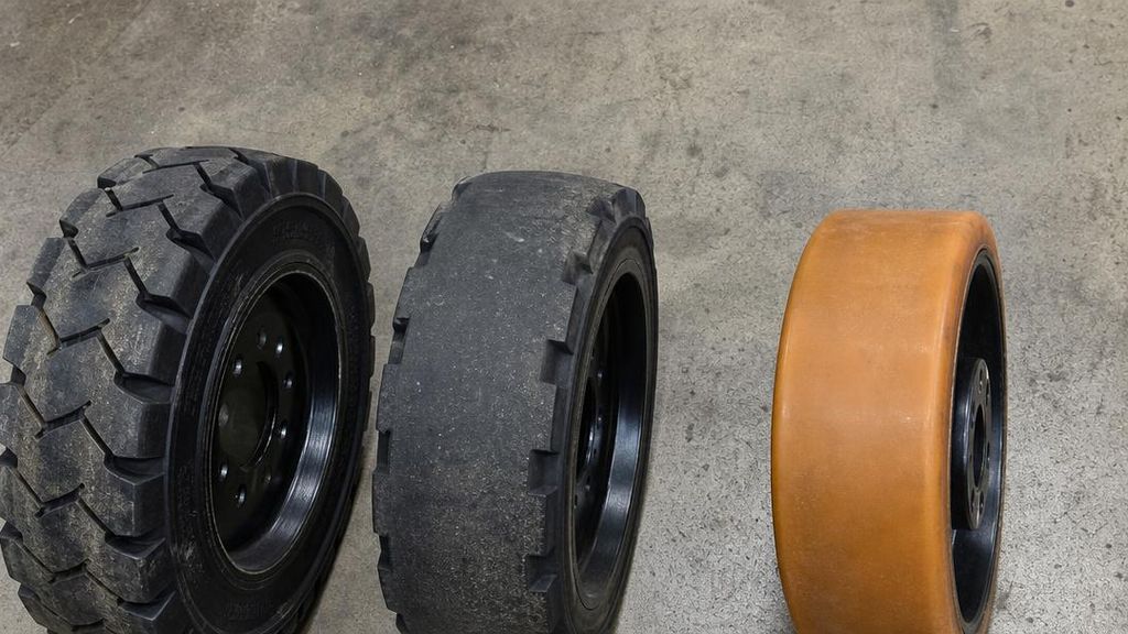 Различные типы шин для вилочных погрузчиков крупным планом